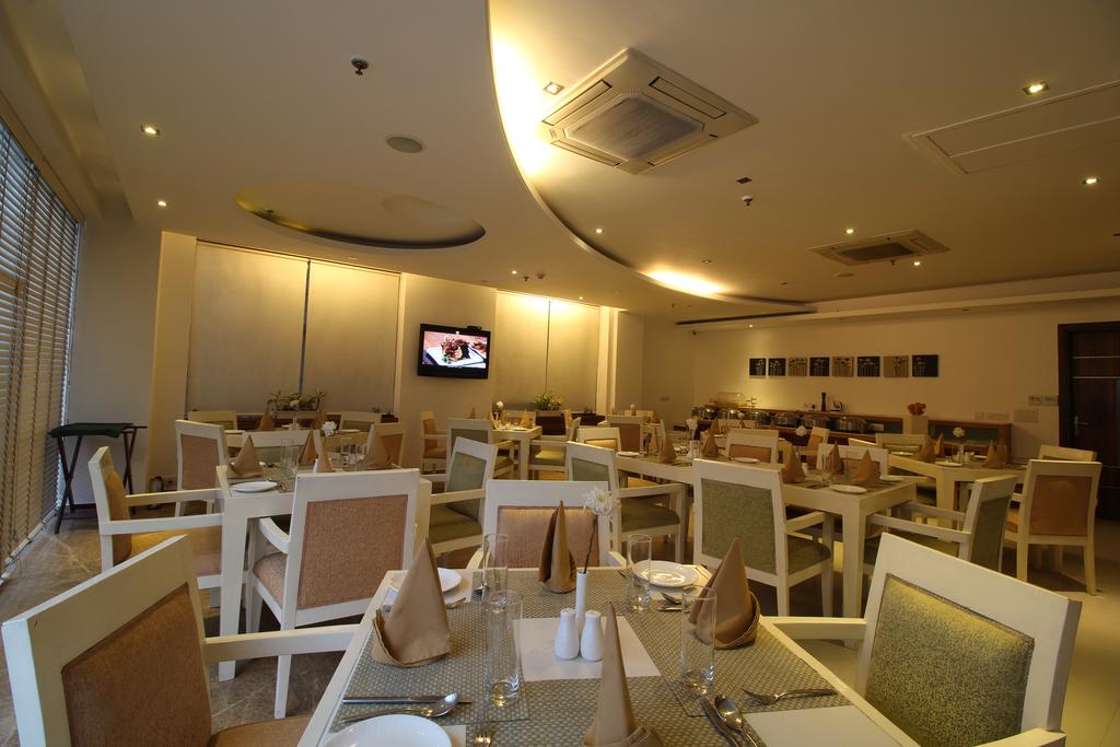 Rosewood Apartment Hotel Gurgaon Restaurant